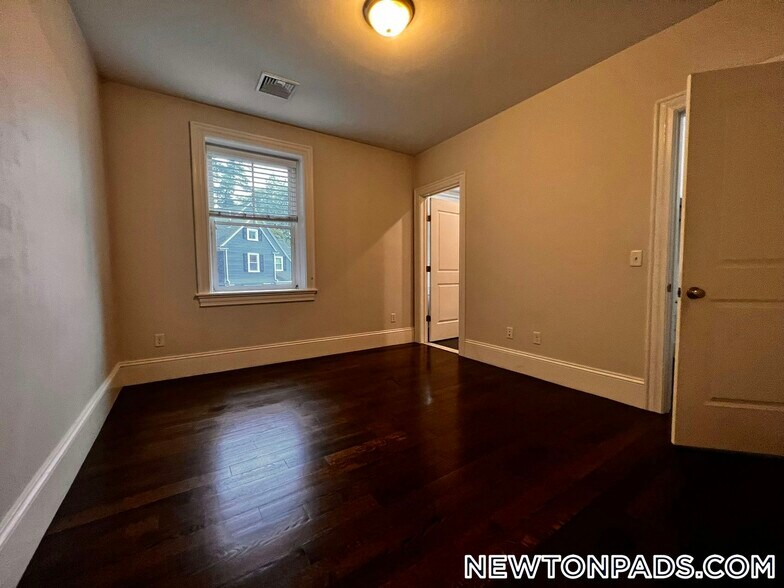 Building Photo - 2044 Beacon St