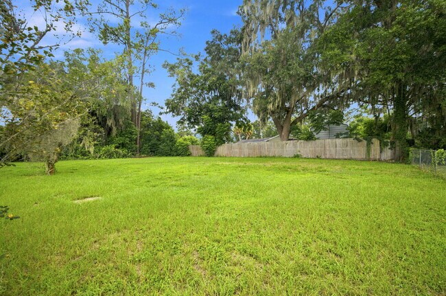 Building Photo - ???? Spacious 3-Bedroom Rental on .39 Acres in Desirable SE Ocala!