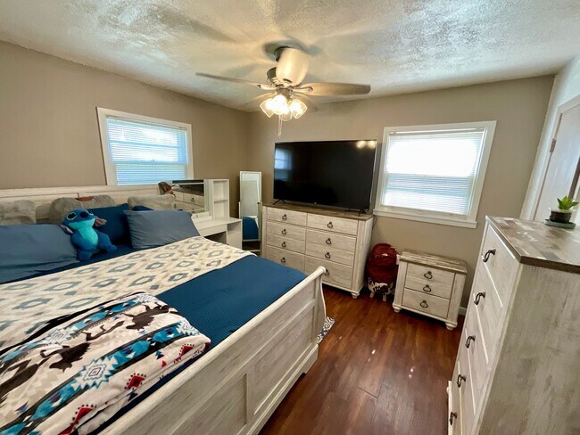 Building Photo - 3 Bedroom 1.5 Bathroom