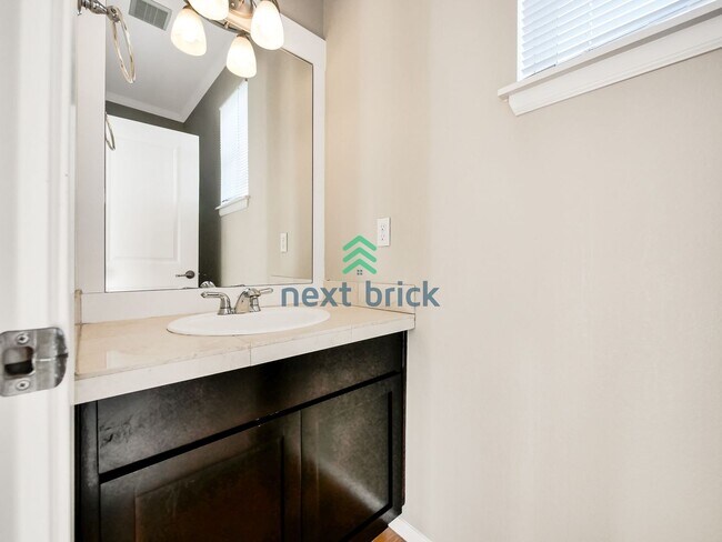 Building Photo - 5 Bed and 3.5 Bath Single-family Home is A...