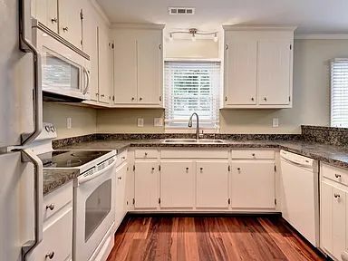 Building Photo - 128 Sloane Pl