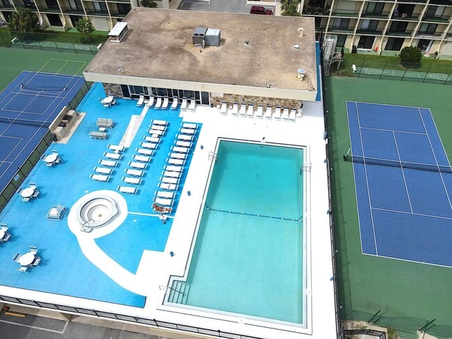Building Photo - Updated 1 Bed 1 Bath Condo Across A1A from...