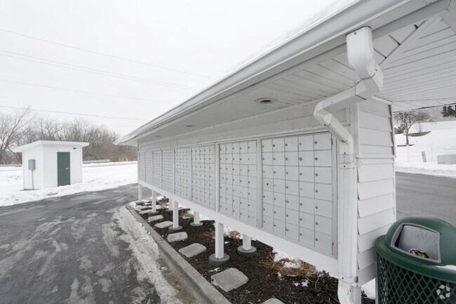 Building Photo - Five Seasons