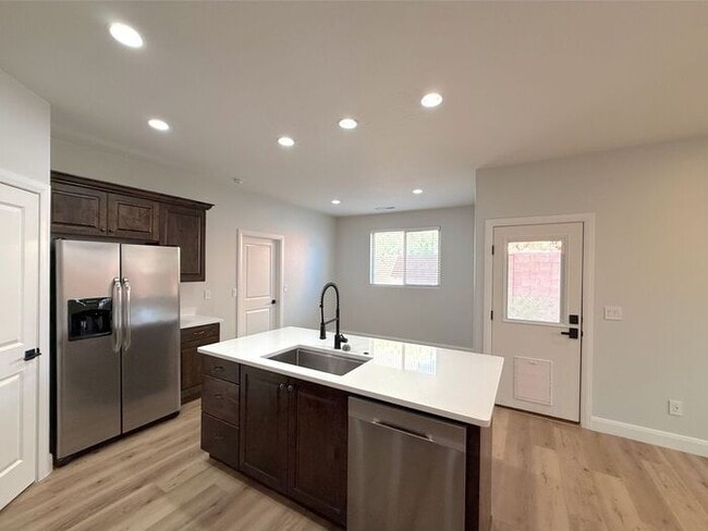 Building Photo - 4 bed, 2.5 bath duplex w/2 car garage