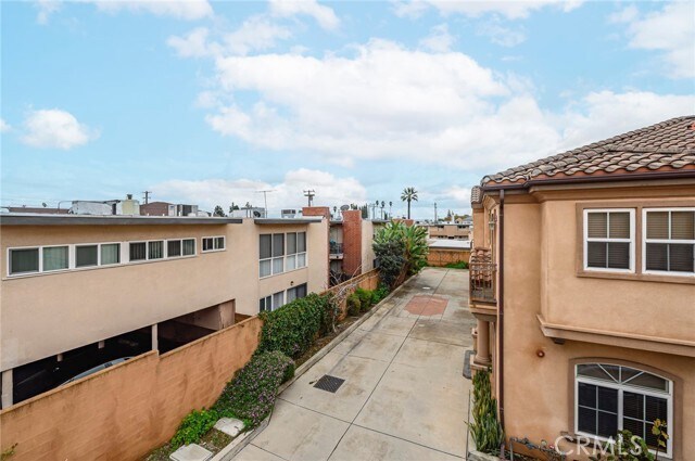 Building Photo - 1018 W Huntington Dr