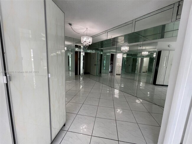 Building Photo - 825 Brickell Bay Dr