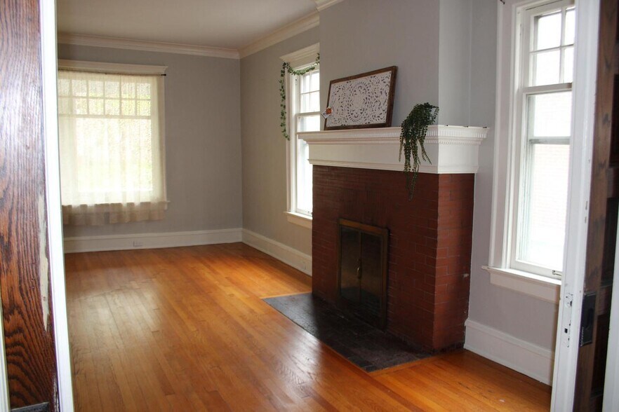 Living Room1 - 2909 N Farwell Ave