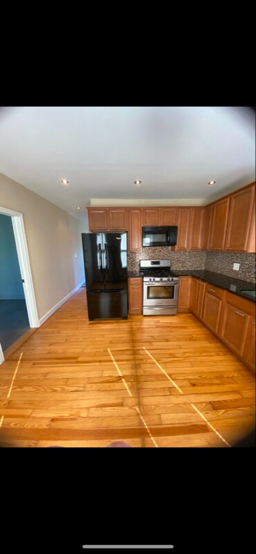 Building Photo - 44 Silver St