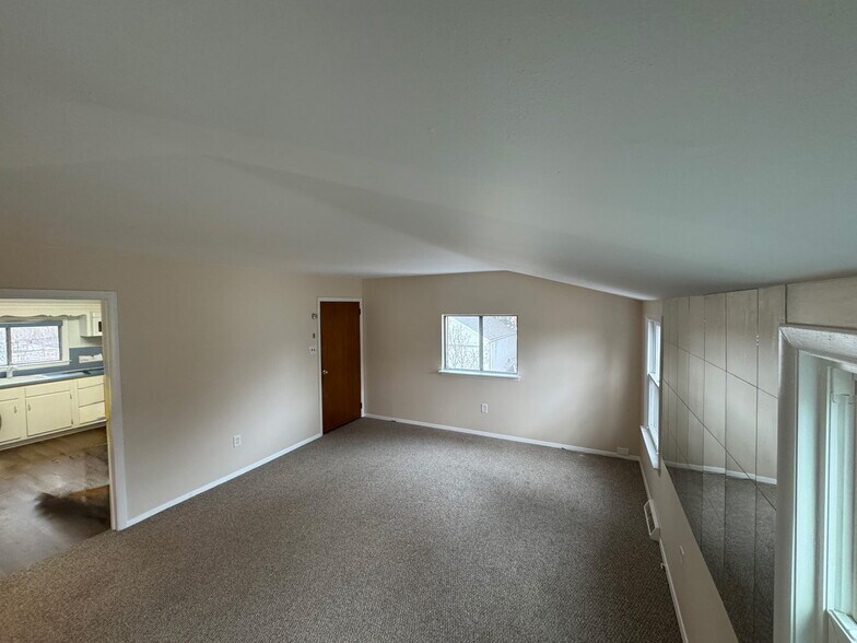 Living room - 2363 Mount Carmel Ave
