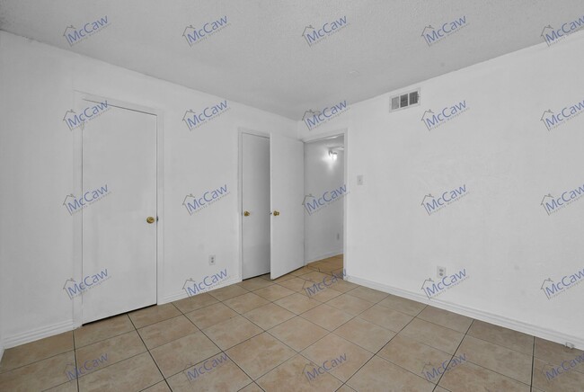 Building Photo - Updated Price!! Cute 2/2 Condo in Dallas!