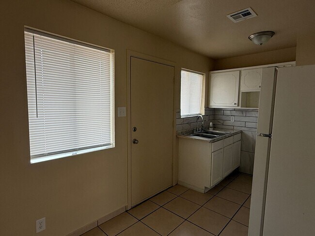 Building Photo - 2 Bedroom Fourplex on a Corner Lot with Large Yard