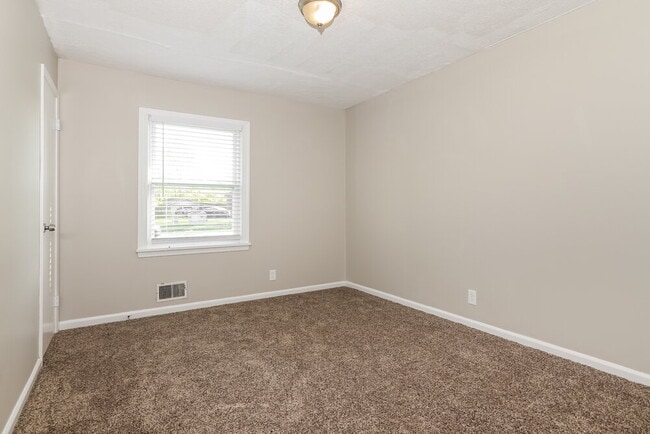 Building Photo - 819 Flicker Rd