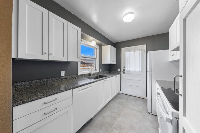 Building Photo - MOVE IN SPECIALCharming 2 bedroom duplex