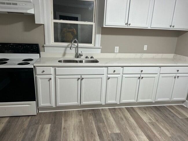 Building Photo - 512 Macon St S