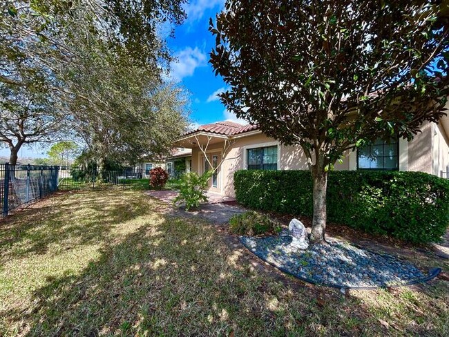 Building Photo - Stunning 4/3 Beautiful Home with a Fenced ...