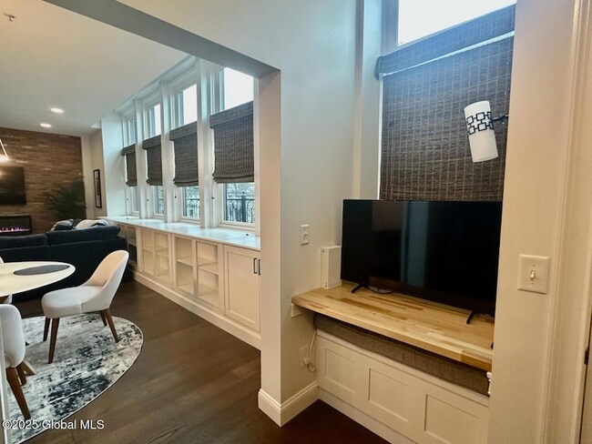 Building Photo - 77 Van Dam St