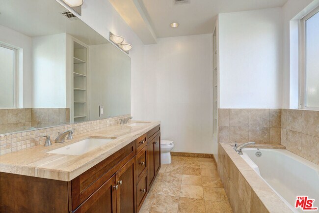Building Photo - 11851 Laurelwood Dr