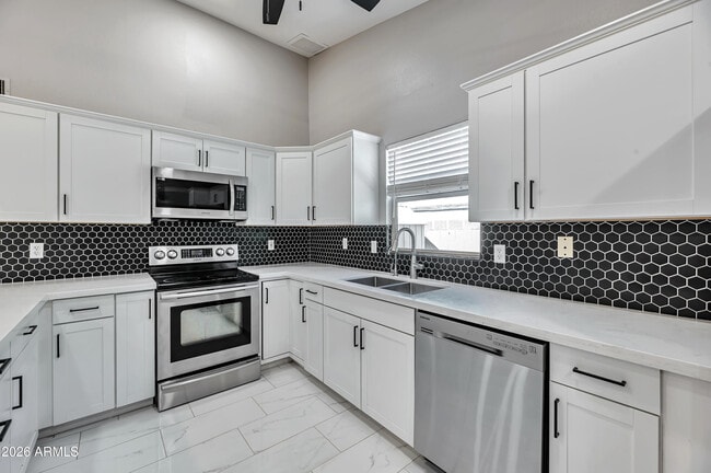 Building Photo - 6502 E Grandview Dr