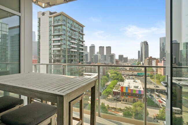 Building Photo - 349 N Halsted St