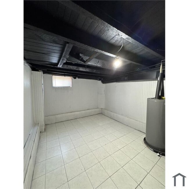 Building Photo - 2 Bedroom Spacious Home