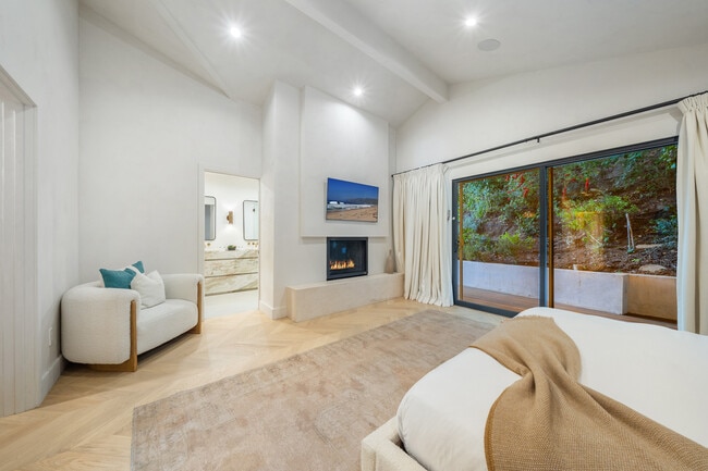 Building Photo - 2221 Bowmont Dr