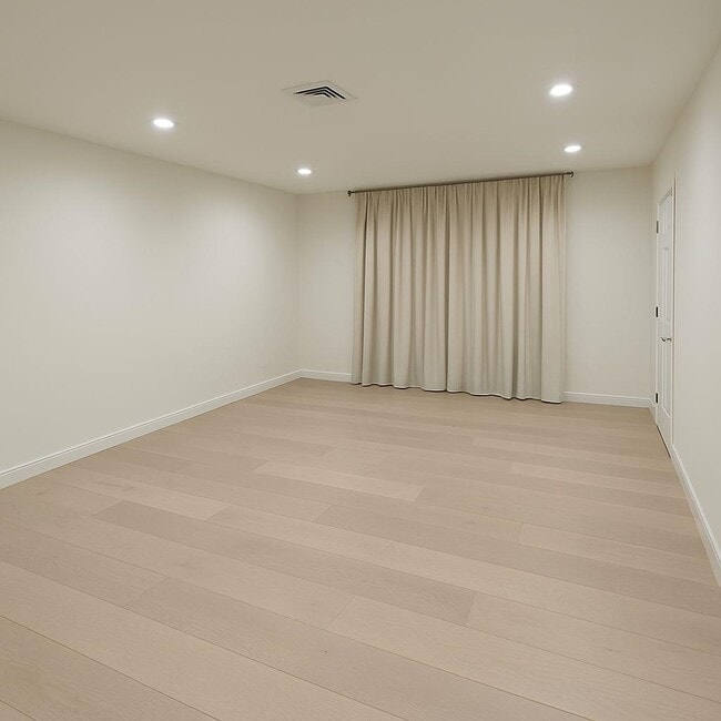 Building Photo - 996 Palisade Ave