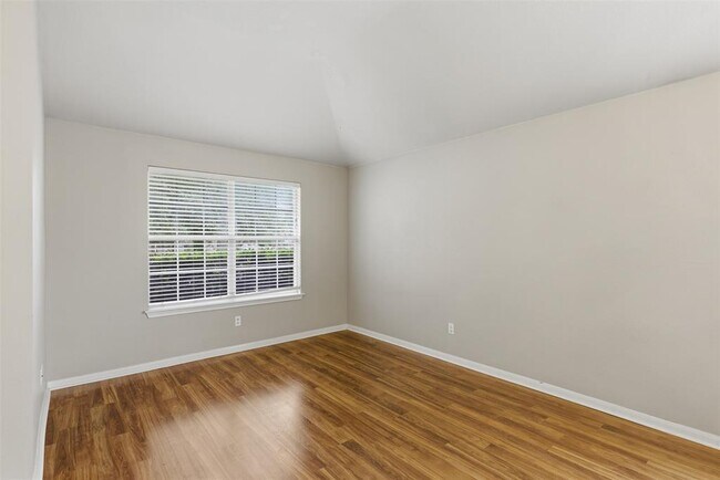 Building Photo - 924 Abbeyglen Castle Dr