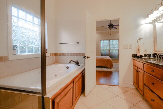 Building Photo - 154 Solamere Ln