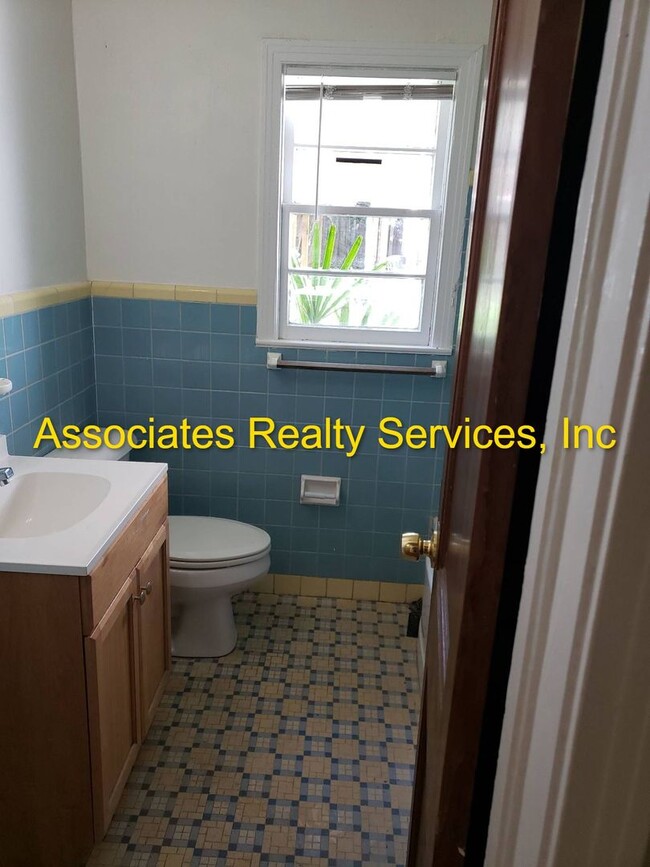 Building Photo - Large House, Close to Campus