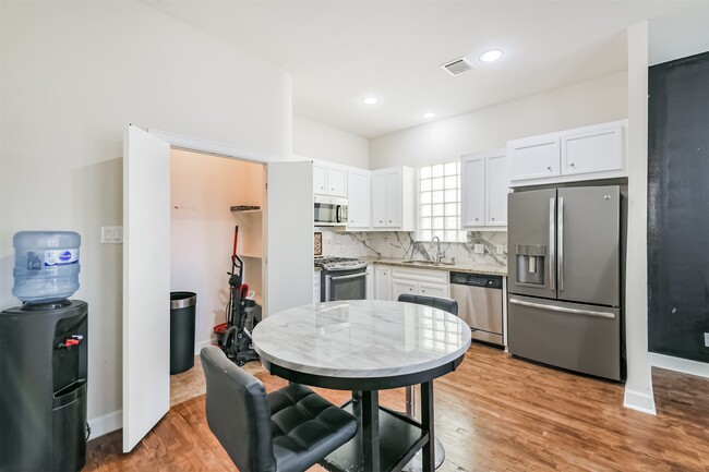 Building Photo - 11307 Main Holly Dr