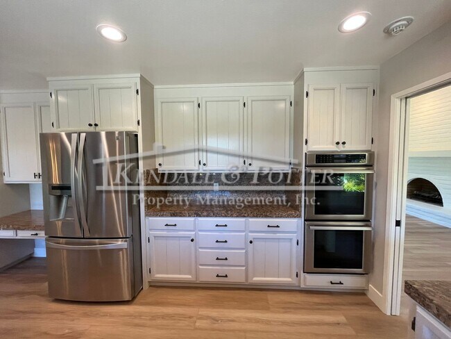 Building Photo - Beautifully Remodeled 4 Bed/2 Full Bath + ...