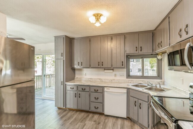 Primary Photo - 775 46 1/2 Ave NE