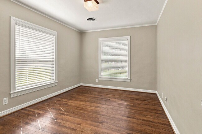 Building Photo - "Adorable 2-Bedroom, 1-Bath in Home with Beautiful Oak Floors, Spacious Yard and Lawn Service Inc...