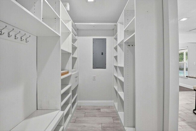 Building Photo - 714 SW 25th Ave