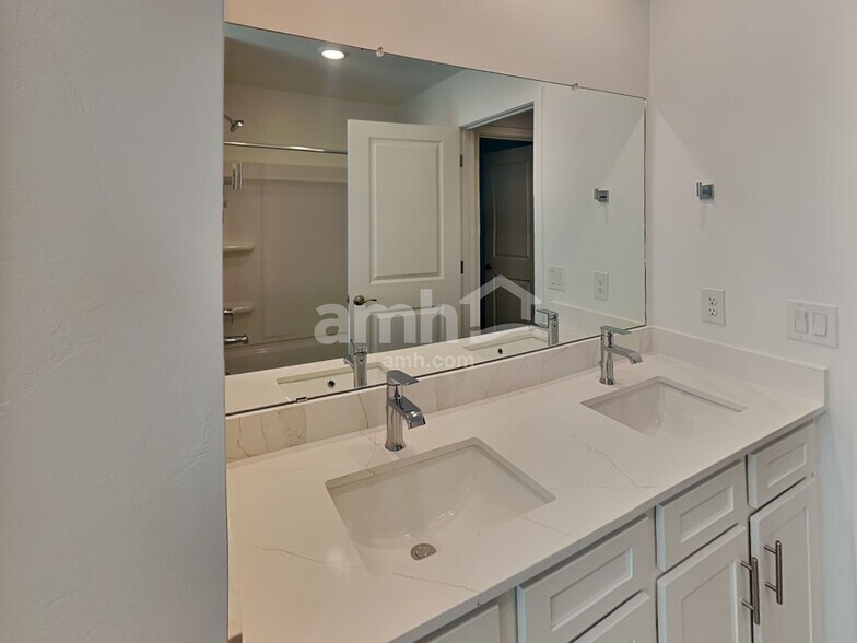 Building Photo - 7344 S Avenida Obelo