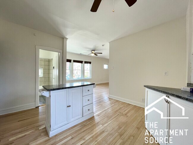 Building Photo - 1925 W Armitage Ave