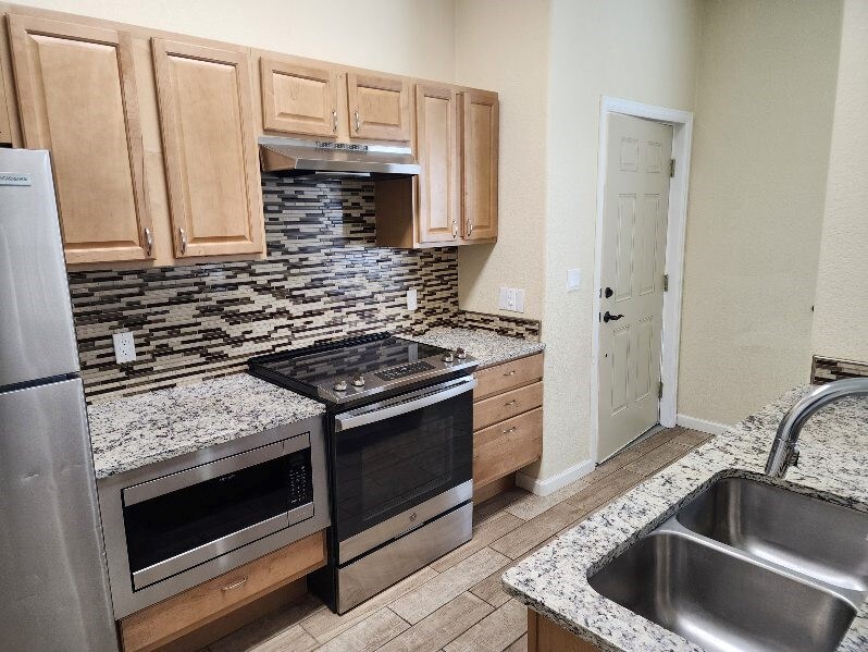 Building Photo - 430 W Pikes Peak Ave