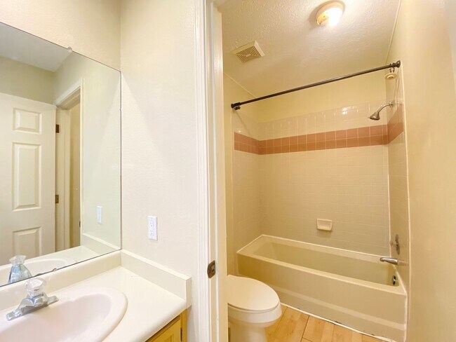 Building Photo - Spacious Home in Vista Primera