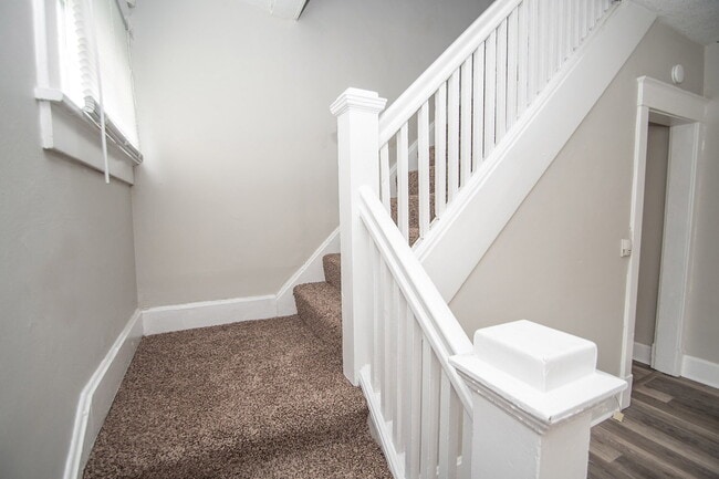Building Photo - "Charming 3-Bed Duplex Retreat on E Ohio S...