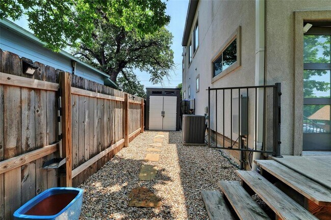 Building Photo - 2100 Rosewood Ave