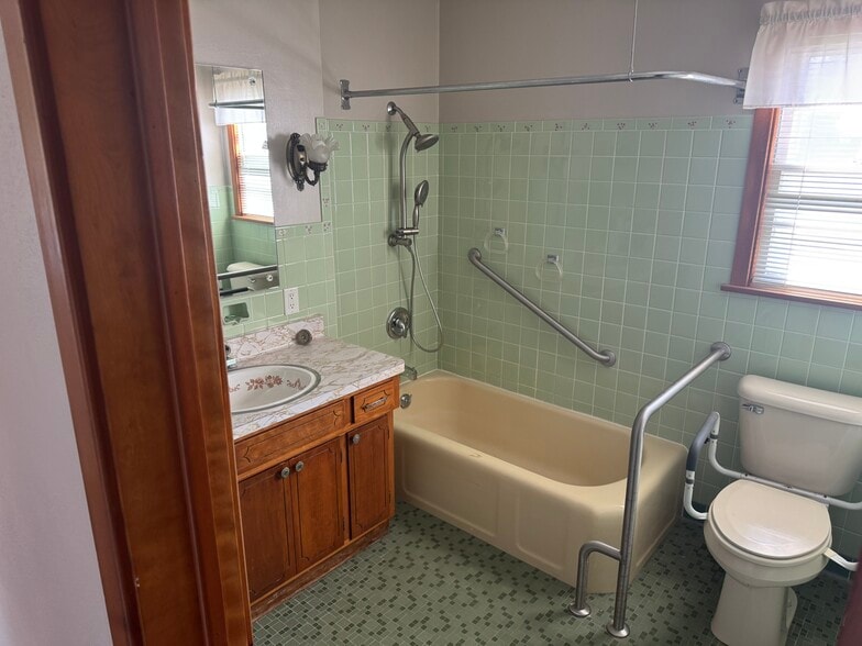 Bathroom - 2009 Durand Ave