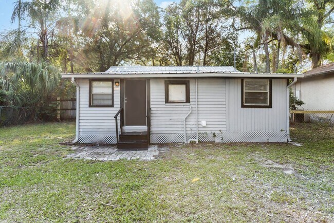 Building Photo - 3bdrm/1bath Home with large fenced yard  ** Section 8 OK ** $1,695.00