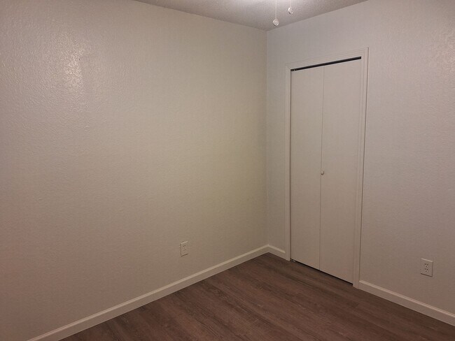 Building Photo - 3944-3946 Queens Ct