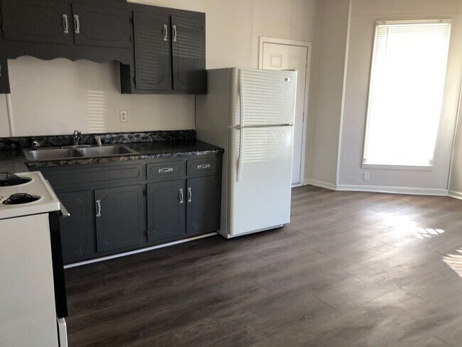 Building Photo - 809 Forest St