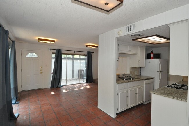 Building Photo - LOCATION! RENOVATED BATHROOM!