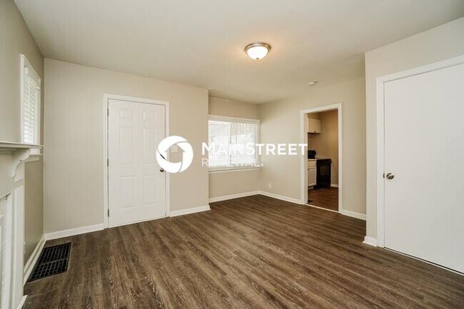 Building Photo - 3 Bedroom Pet-Friendly Home in Columbus, OH with Main Street Renewal