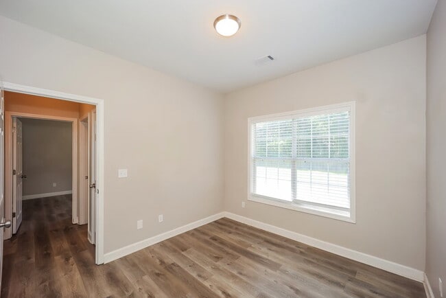 Building Photo - 83 Robinson Ln