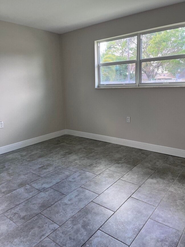 Building Photo - 8760 Lyndall Ln