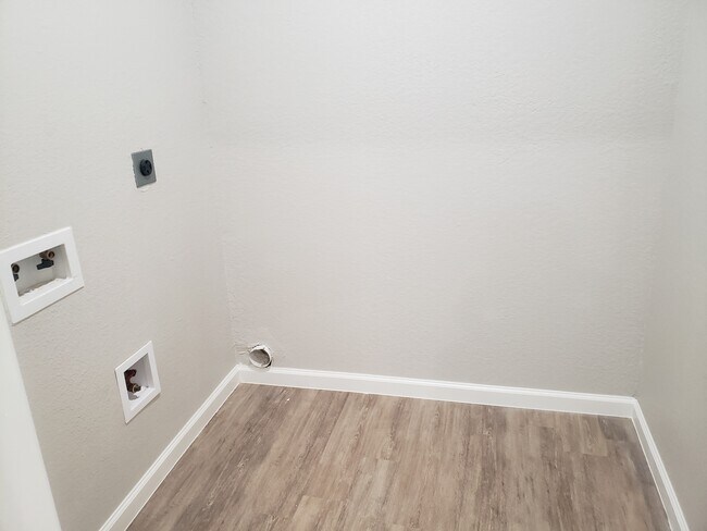 Laundry room - 936 W Austin St