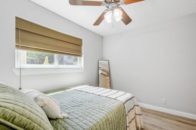 Building Photo - 1111 W 10th St